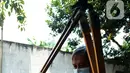 Pekerja menyelesaikan pembuatan sepeda yang terbuat dari bambu di Workshop Arana Bike, Gunung Putri, Kabupaten Bogor, Jawa Barat, Selasa (15/3/2022). Selama pandemi, Arana Bike memproduksi dua tipe yakni Komodo dan Minivelo yang semua rangka sepedanya terbuat dari bambu. (merdeka.com/Imam Buhori)