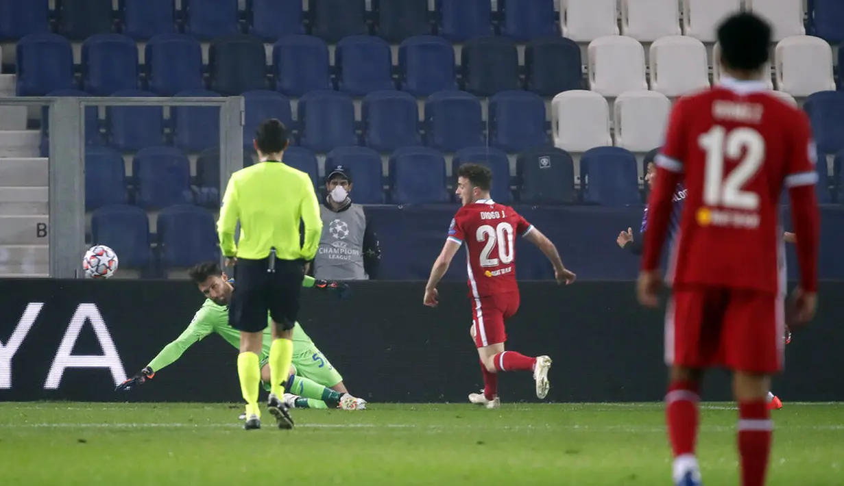 Pemain Liverpool Diogo Jota (kedua kanan) mencetak gol ke gawang Atalanta pada pertandingan Grup D Liga Champions di Stadion Gewiss, Bergamo, Italia, Selasa (3/11/2020). Liverpool menang 5-0 dengan hattrick dari Diogo Jota. (AP Photo/Luca Bruno)