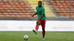 Striker Timnas Indonesia, Marinus Wanewar, melakukan latihan jelang laga melawan Kamboja  di Stadion Shah Alam, Selangor, Kamis, (24/8/2017). Indonesia akan menjalani laga penentuan melawan Kamboja. (Bola.com/Vitalis Yogi Trisna)