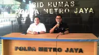 Kabid Humas Polda Metro Jaya Kombes Argo Yuwono (kanan) dan Wakil Kepala Dinas Perhubungan DKI Jakarta Sigit Wijatmoko (kiri). (Merdeka.com/Muhammad Genantan Saputra)