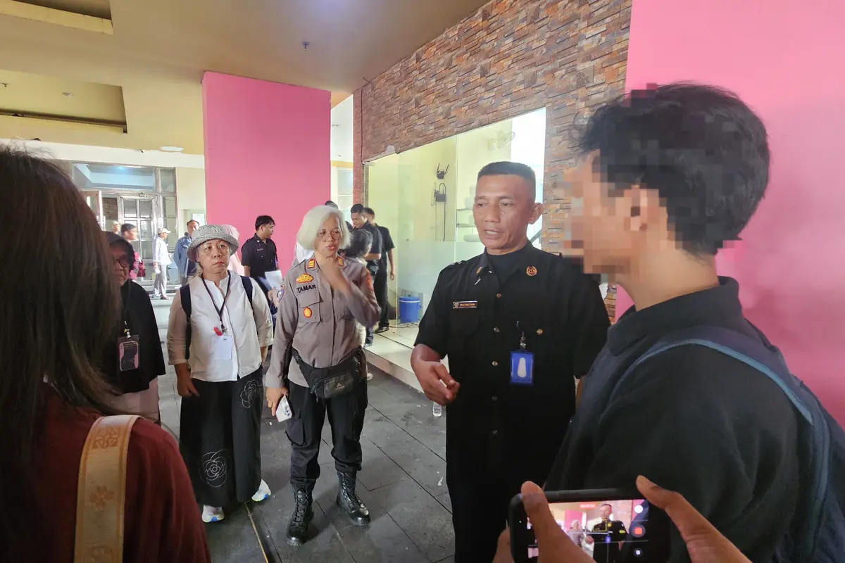Aparat kepolisian dan petugas keamanan apartemen Saladin Mansion Depok saat mengamankan pasangan tidak sah yang kedapatan menyewa unit kamar.