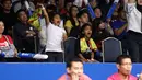 Suporter berteriak mendukung Ganda Putri Indonesia, Della Destiara Haris/Rosyta Eka Putri Sari saat melawan Luo Ying/Luo Yu di Babak Kedua Indonesia Open di Jakarta, kamis (15/6). Della/Rosyta unggul 20-22. 21-14, 21-14. (Liputan6.com/Helmi Fithriansyah)