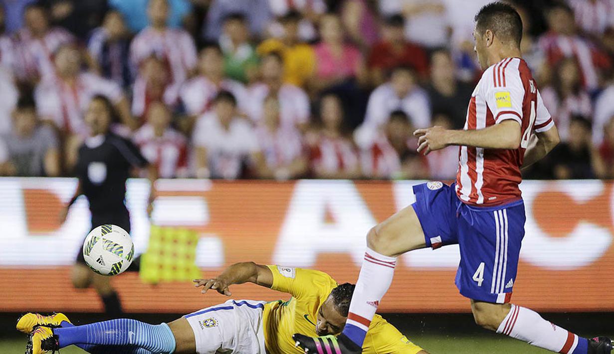 Striker Brasil, Ricardo Oliviera, terjatuh berebut bola dengan bek Paraguay, Pablo Agular, pada kualifikasi Piala Dunia 2016 di Stadion Chaco, Paraguay, Rabu (30/3/2016). Brasil sempat tertinggal 0-2. (Reuters/Jorge Adorno)