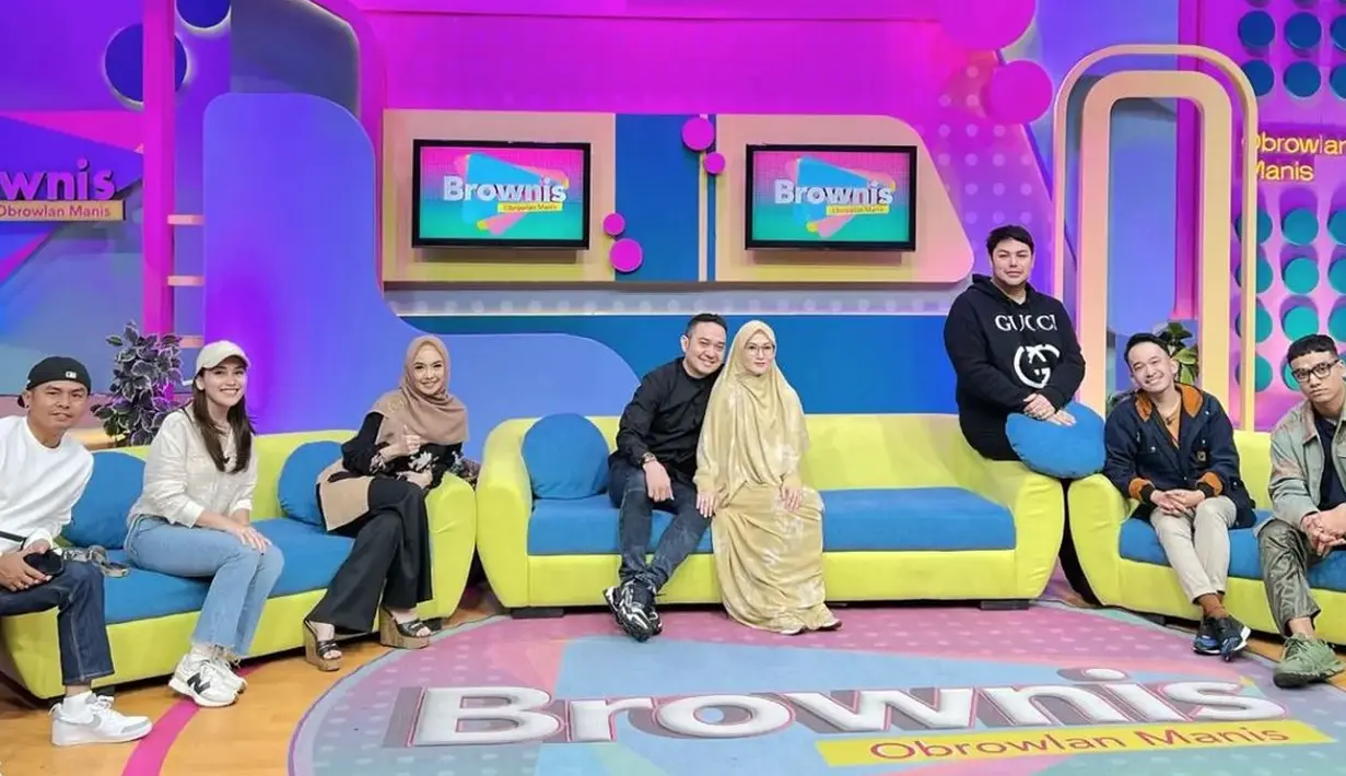 Menurut sang suami,  setelah bertahun-tahun akhirnya Lyra Virna mau memenuhi undangan untuk acara televisi. [Instagram/fadlanmuhammad]