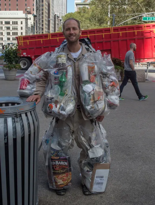 Rob Greenfield dengan tempat sampah plastik yang tertempel di tubuhnya di New York, AS, 4 September 2016. Hingga hari ke-14, sudah terkumpul sekitar 13,6 kg sampah dan diperkirakan akan terkumpul sekitar 61 kg pada hari ke-30.  (AFP Photo/Bryan R. Smith)