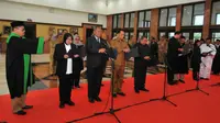 10 pejabat Pemkot Surabaya dilantik untuk menjadi Pembina dan Pengawas Yayasan Kas Pembangunan Kota Surabaya (Foto: Liputan6.com/Dian Kurniawan)