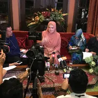 Kabar bahagia dari penyanyi Malaysia Siti Nurhaliza. Istri dari Datuk Seri Khalid itu kini mengandung  buah cintanya. Kehadiran calon anak pertamanya ini di nantikan Siti dan suami sejak 11 tahun lamanya. (Instagram/ctdk)