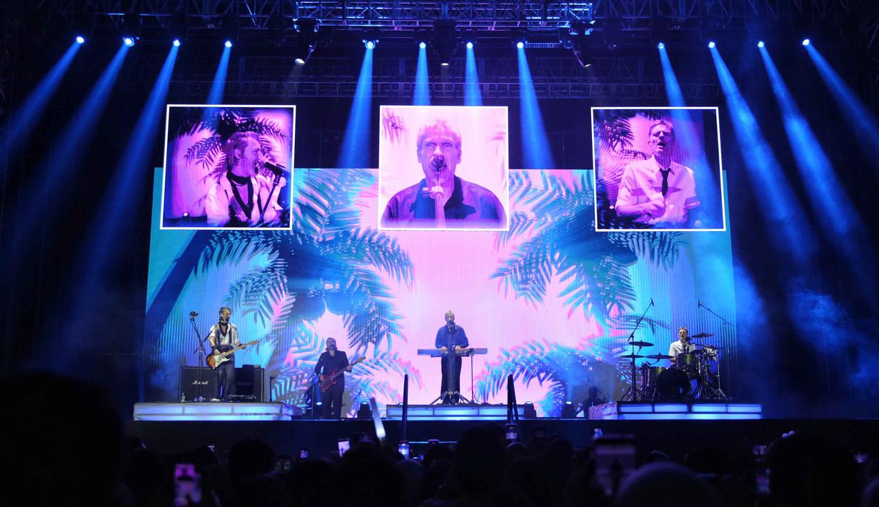 Melalui deretan lagu yang populer pada masanya, konser ini menjadi momentum bernostalgia bagi para penikmat musik yang tumbuh bersama karya-karya tersebut. Tampak dalam foto, penampilan grup band asal Denmark, Michael Learns to Rock di konser 90's Intimate 2nd Edition di Istora Senayan, Jakarta, Sabtu (7/2/2026). (Fimela.com/Adrian Putra)