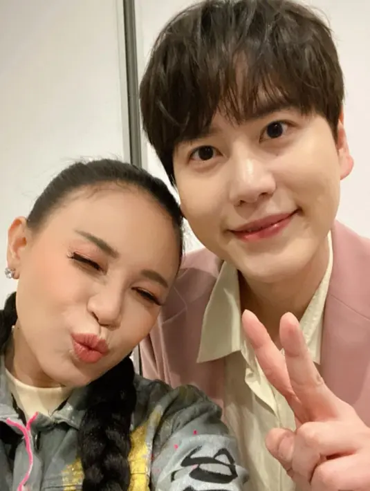 Rossa dan Kyuhyun Super Junior [Foto: twitter/mynameisrossa]