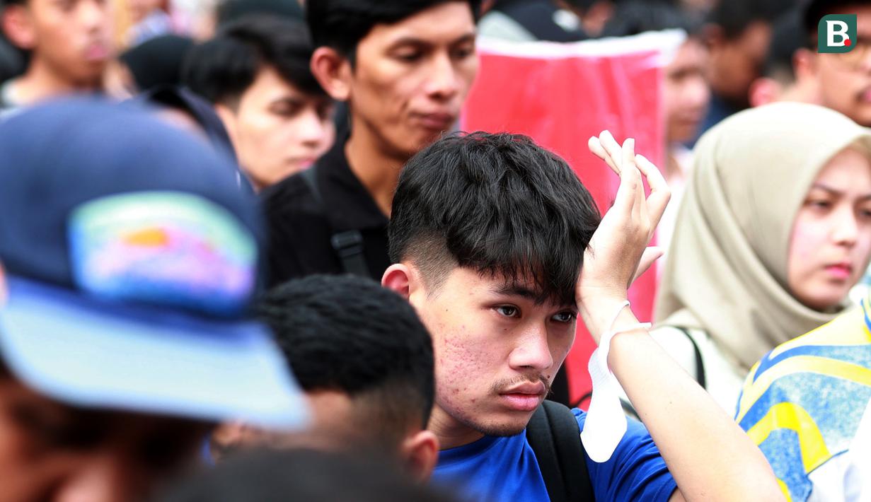 Ekspresi calon penonton saat antre untuk menukarkan tiket pertandingan FIFA Matchday 2023 antara Timnas Indonesia melawan Argentina di Wisma Serbaguna GBK, Sabtu (17/6/2023). Batalnya Lionel Messi ke Indonesia, tak menyurutkan antusiasme para calon penonton yang ingin menyaksikan langsung juara Piala Dunia 2022 bermain melawan Timnas Indonesia. (Bola.com/M Iqbal Ichsan)