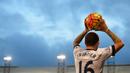 Pemain Tottenham Hotspur, Kieran Trippier, saat akan melempar bola ke lapangan dalam laga melawan Crystal Palace dalam lanjutan Liga Inggris di Stadion Selhurst Park, London, (23/1/2016). (AFP/Glyn Kirk)