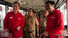 (ka-ki) Plt Gubernur DKI Jakarta Djarot Saiful Hidayat didampingi Walikota Tangerang Arief Rachadiono Wismansyah dan Dirut TransJakarta Budi Kaliwono saat meninjau ujicoba Koridor 13 Transjakarta di Jakarta, Senin (15/5). (Liputan6.com/Gempur M. Surya)