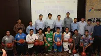 Pemain dan Pelatih Satria Muda Pertamina saat melakukan sesi foto pada press conference peluncuran logo klub di Fermont Hotel, Jakarta, Kamis (07/01/2016). (Bola.com/Nicklas Hanoatubun)