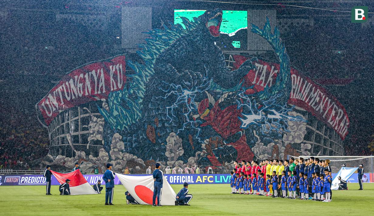 Koreografi raksasa dari suporter La Grande bergambar raksasa bergambarkan pertarungan antara Gundala dan Godzilla, serta tulisan "Untungnya Ku Tak Pilih Menyerah" di sisi kiri dan kanannya saat laga lanjutan putaran ketiga Grup C Kualifikasi Piala Dunia 2026 antara Timnas Indonesia melawan Jepang di Stadion Utama Gelora Bung Karno (SUGBK), Senayan, Jakarta, Jumat (15/11/2024). (Bola.com/Bagaskara Lazuardi)
