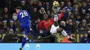 Striker Manchester United, Romelu Lukaku, melakukan tendangan salto saat pertandingan melawan Leicester City pada laga Premier League di Stadion King Power, Minggu (24/12/2017). Kedua tim bermain imbang 2-2. (AP/Mike Egerton)