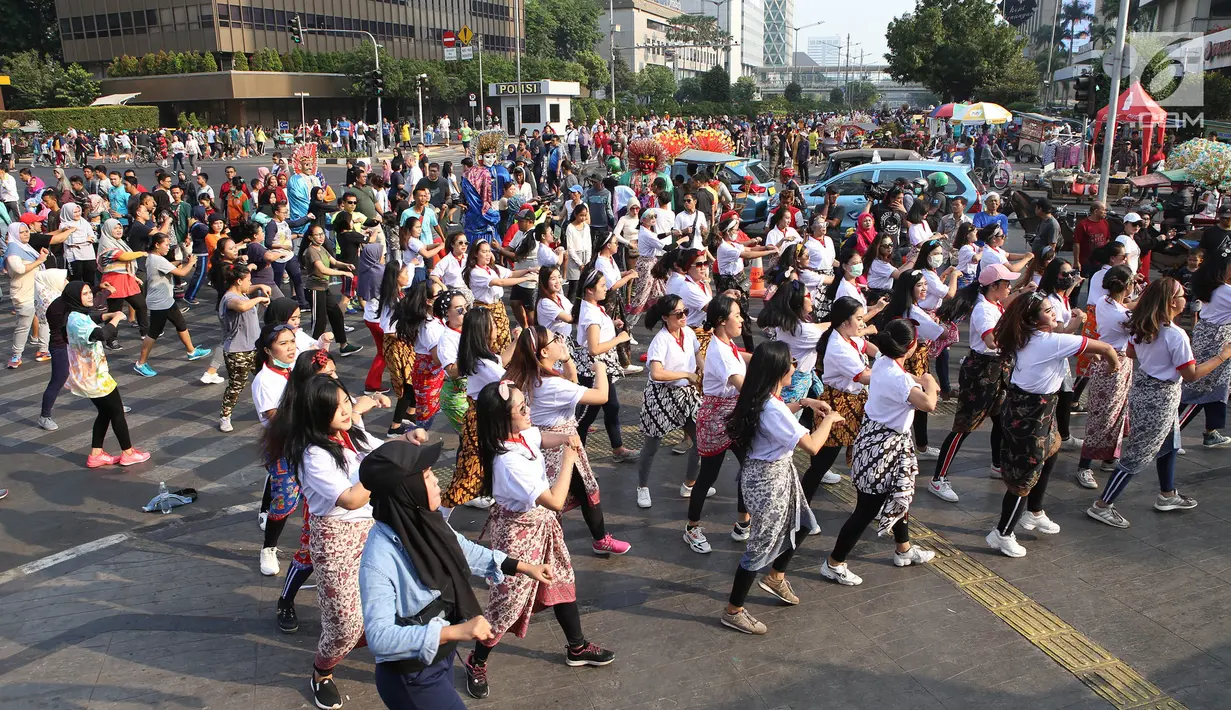 Srikandi Milenial menggelar flash dance di Car Free Day (CFD) kawasan Thamrin, Jakarta, Minggu (29/9/2019). Kegiatan ini dalam rangka mewujudkan energi positif bagi masyarakat. (Liputan6.com/Herman Zakharia)