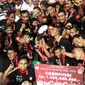 Pemain PMSM Medan merayakan gelar juara Piala Kemerdekaan setelah mengalahkan Persinga Ngawi di final di Stadion Gelora Bung Tomo, Surabaya, Minggu (13/9/2015) malam WIB. (Bola.com/Robby Firly)