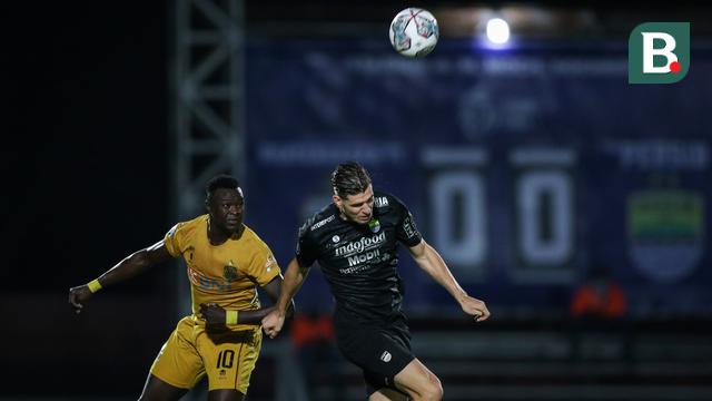 Foto: Teja Paku Alam Gagalkan Penalti Mantan, Persib Bandung Kalahkan Pemuncak Klasemen BRI Liga 1