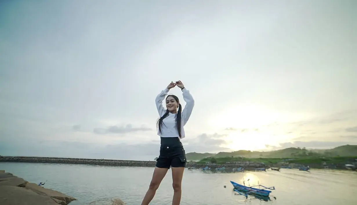 Pelantun lagu Ditinggal Pas Sayang Sayange ini menjadi idola di musik dangdut Jawa Timur. Kecantikannya berhasil membuatnya menjadi penyanyi dangdut yang sangat dinanti-nanti oleh para penggemar. (Liputan6.com/IG/@safirainema)