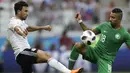 Gelandang Mesir, Trezeguet, berebut bola dengan gelandang Arab Saudi, Salem Al-Dawsari, pada laga grup A Piala Dunia di Volgograd Arena, Volgograd, Senin (25/6/2018). Arab Saudi menang 2-1 atas Mesir. (AP/Andrew Medichini)