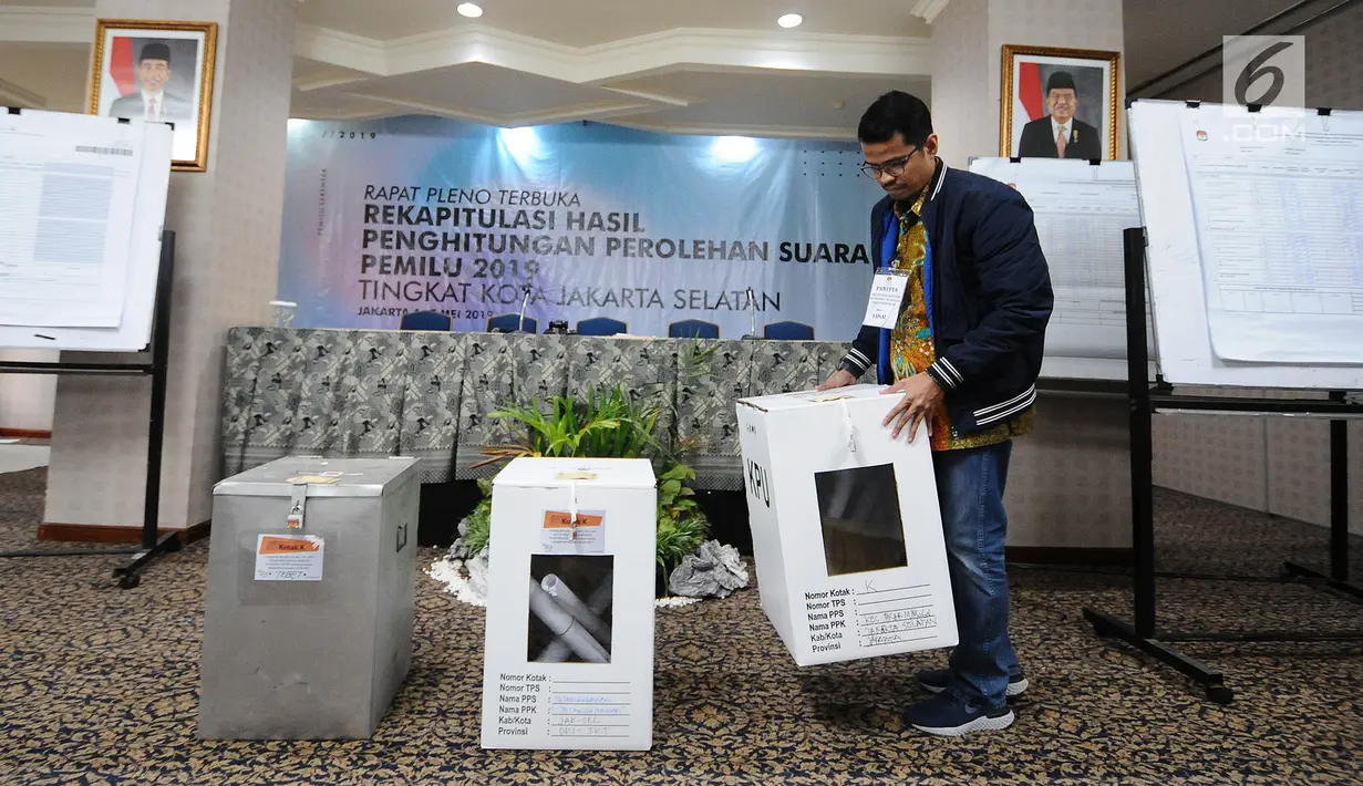 Panitia membawa kotak suara saat proses rekapitulasi penghitungan suara Pemilu 2019 tingkat Kota Jakarta Selatan di Hotel Maharaja, Jakarta, Selasa (7/5/2019). Proses penghitungan suara diselenggarakan selama tiga hari. (Liputan6.com/Herman Zakharia)