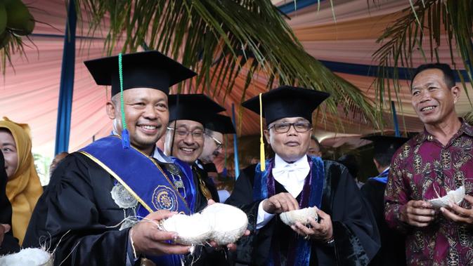 Pengukuhan Profesor Sisunandar dilakukan di tengah kebun kepala kopyor, UMP, Banyumas, Jawa Tengah. (Foto: Liputan6.com/UMP/Muhamad Ridlo)