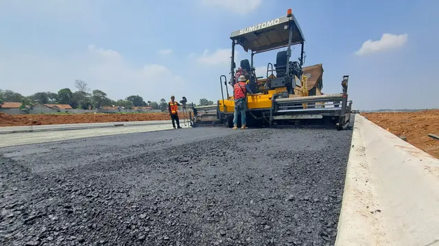 Chandra Asri dan Sinar Mas Land kerja sama mengaspal jalan sepanjang 8.6 kilometer di BSD City menggunakan campuran 164,2 juta plastik kresek bekas. (Mita/Liputan6.com)