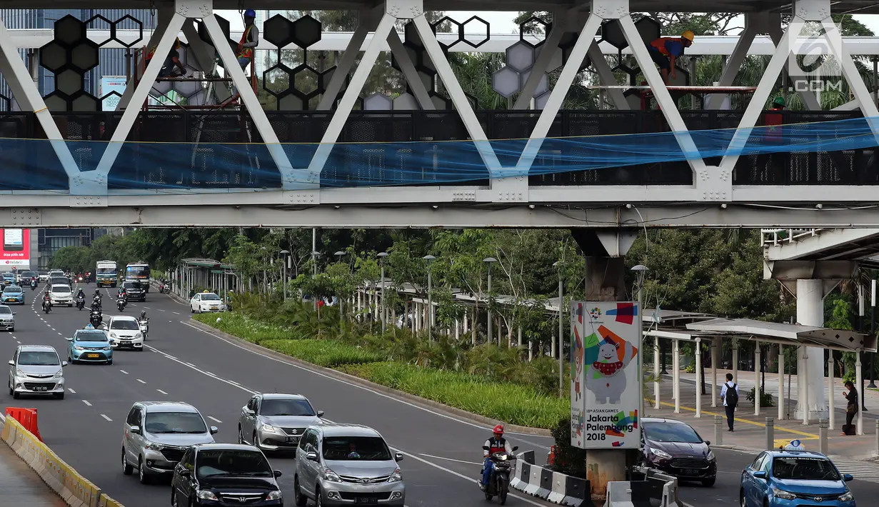 Pekerja menyelesaikan pembangunan JPO di Dukuh Atas, Jakarta, Kamis (20/12). Pembangunan JPO Halte Transjakarta Dukuh Atas sisi Timur dilakukan untuk merelokasi JPO yang posisi tiang (kolom penyangga) berada di tengah ruas jalan. (Liputan6.com/JohanTallo)