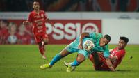 Pemain Madura United, Pedro Henrique Cortes Oliveira Gois (kiri) berebut bola dengan pemain Persija Jakarta, Resky Fandi Wiriawan saat laga pekan ke-10 BRI Liga 1 2022/2023 antara Persija Jakarta melawan Madura United di Stadion Patriot Candrabhaga, Bekasi, Sabtu (17/9/2022). (Bola.com/Bagaskara Lazuardi)