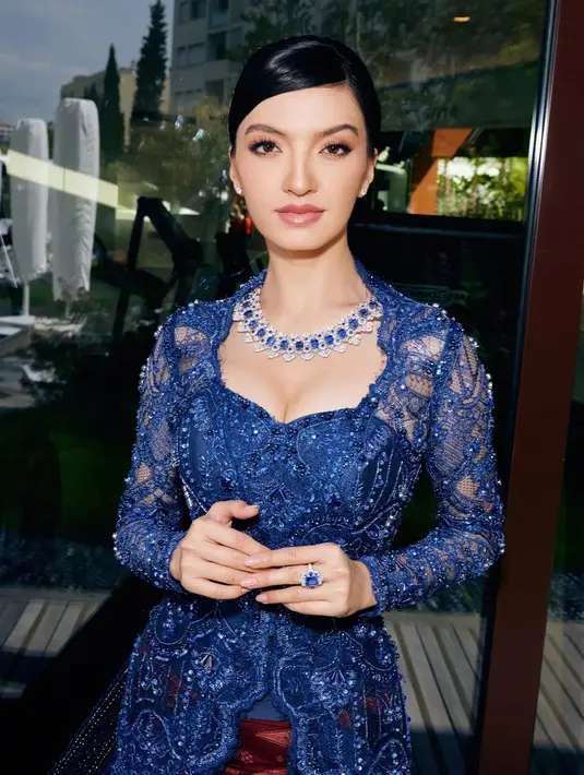 Kebaya full brokat dengan detail berkilauan ini hadir dalam warna royal biru yang mewah. Menurut penuturan sang desainer di Instagram, warna itu menyimbolkan kepercayaan dan loyalitas.