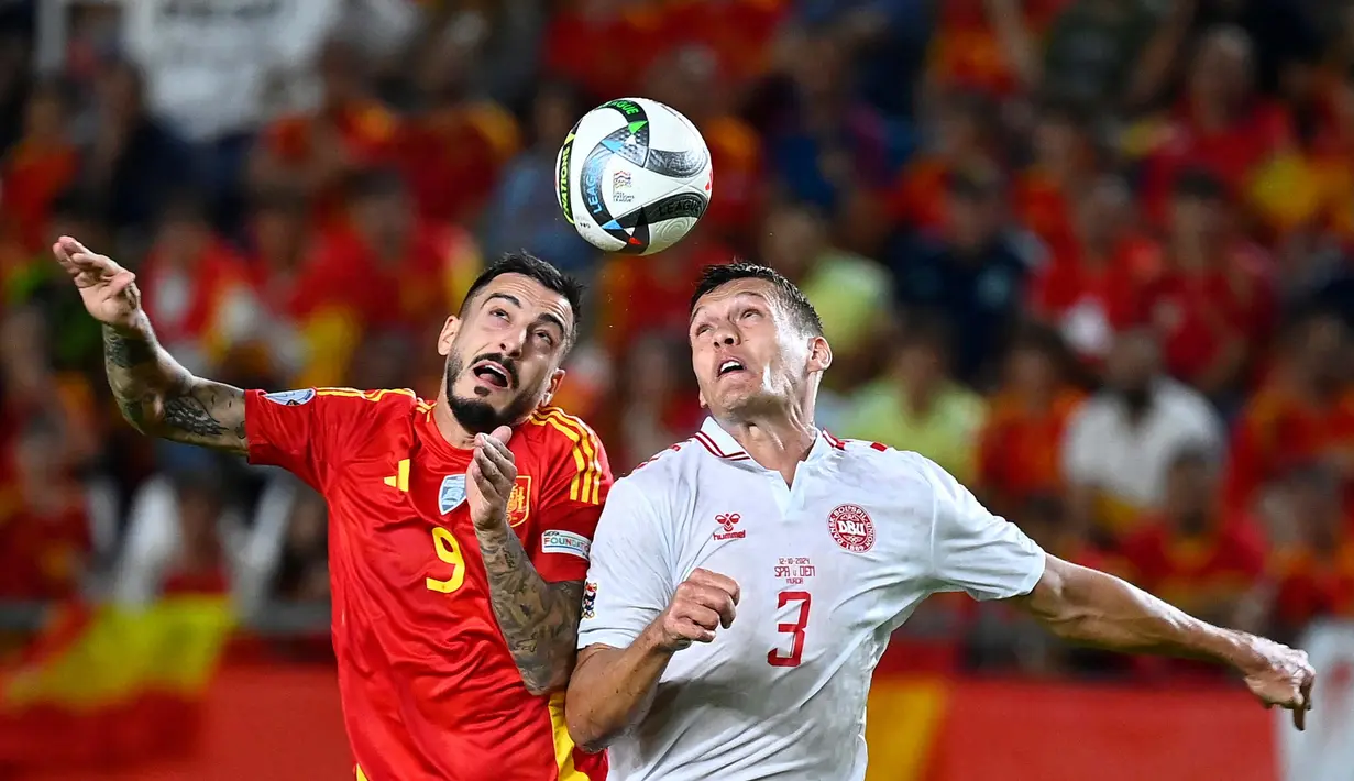 Penyerang Spanyol, Joselu (kiri) dan bek Denmark, Jannik Vestergaard berebut bola sundulan saat pertandingan ketiga Grup 4 UEFA Nations League 2024/2025 di Stadion Enrique Roca de Murcia, pada Sabtu 12 Oktober 2024 atau Minggu (13/20/2024) dini hari WIB. (JOSE JORDAN/AFP)