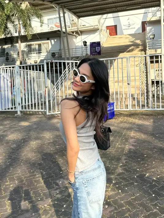 Ternyata ia kenakan Ripped Top Embroidery Logo dari Miu Miu seharga Rp22 jutaan dan tas Chanel hitam [@azizahsalsha_]