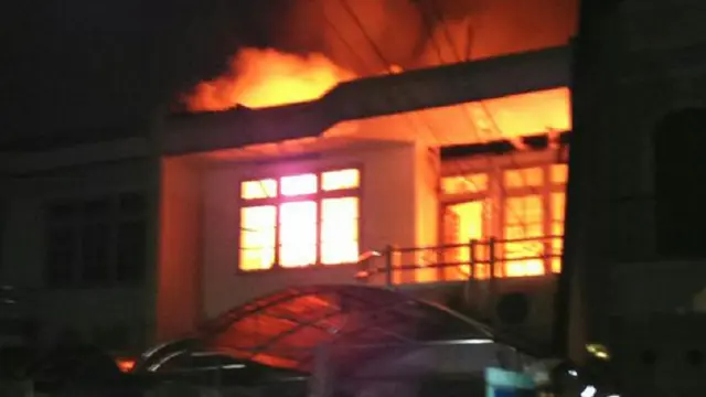 Akibat Korsleting, Rumah 2 Lantai di Kebon Jeruk Hangus Terbakar