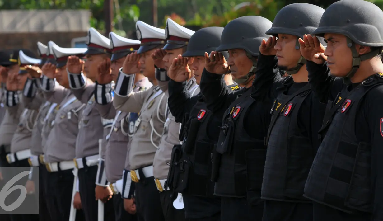 Sejumlah aparat kepolisian saat mengikuti apel pasukan Operasi Lilin Jaya 2015 di Polres Kota Tangerang, Banten, Rabu, (23/12). Apel gabungan tersebut untuk menjaga perayaan hari Natal dan Tahun Baru. (Liputan6.com/Faisal R Syam)