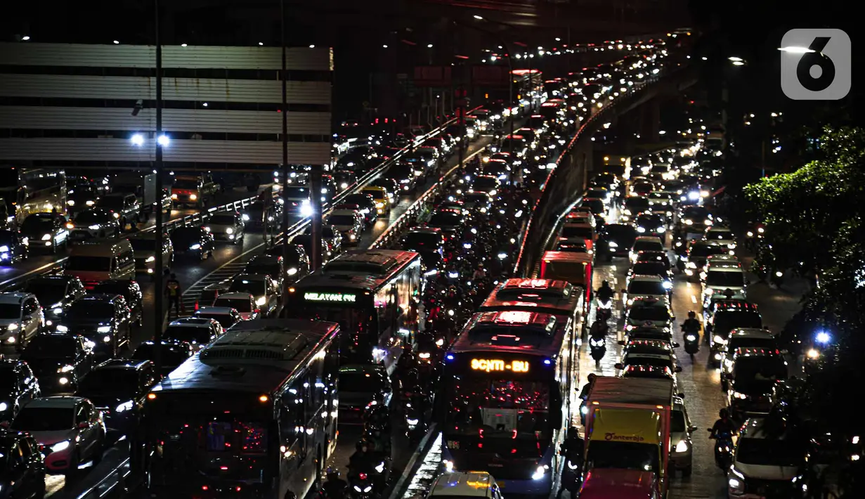 Sejumlah kendaraan terjebak kemacetan di Tol Dalam Kota, Jakarta, Rabu (18/5/2022). Meningkatnya volume kendaraan di Ibu Kota terjadi karena sejumlah pegawai telah kembali kerja dari kantor atau work from office (WFO). (Liputan6.com/Faizal Fanani)