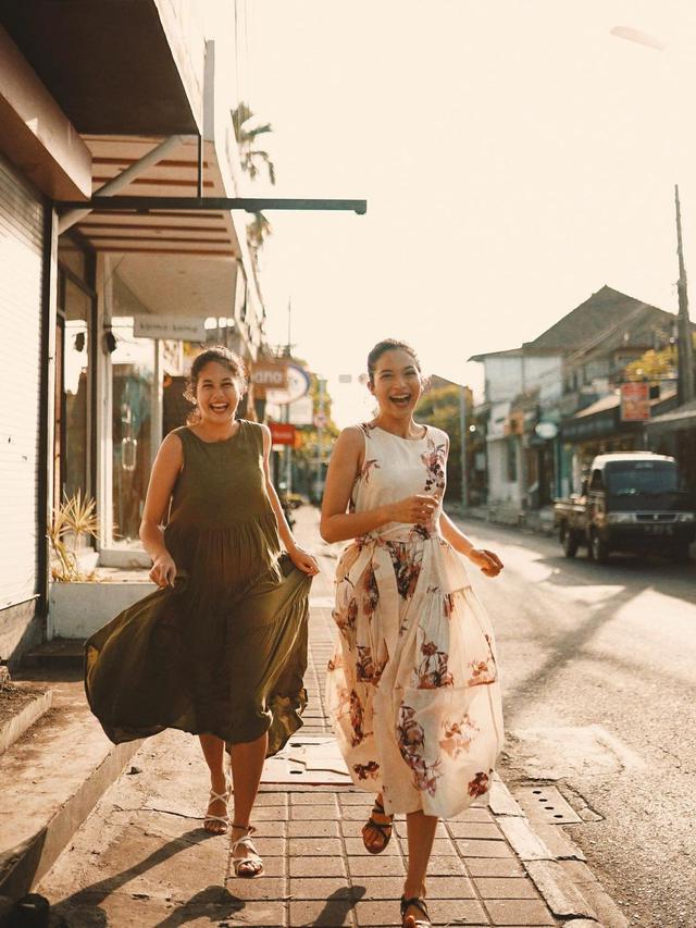 6 Potret Kebersamaan Putri dan Sitha Marino yang Jarang Tersorot, Kompak Banget