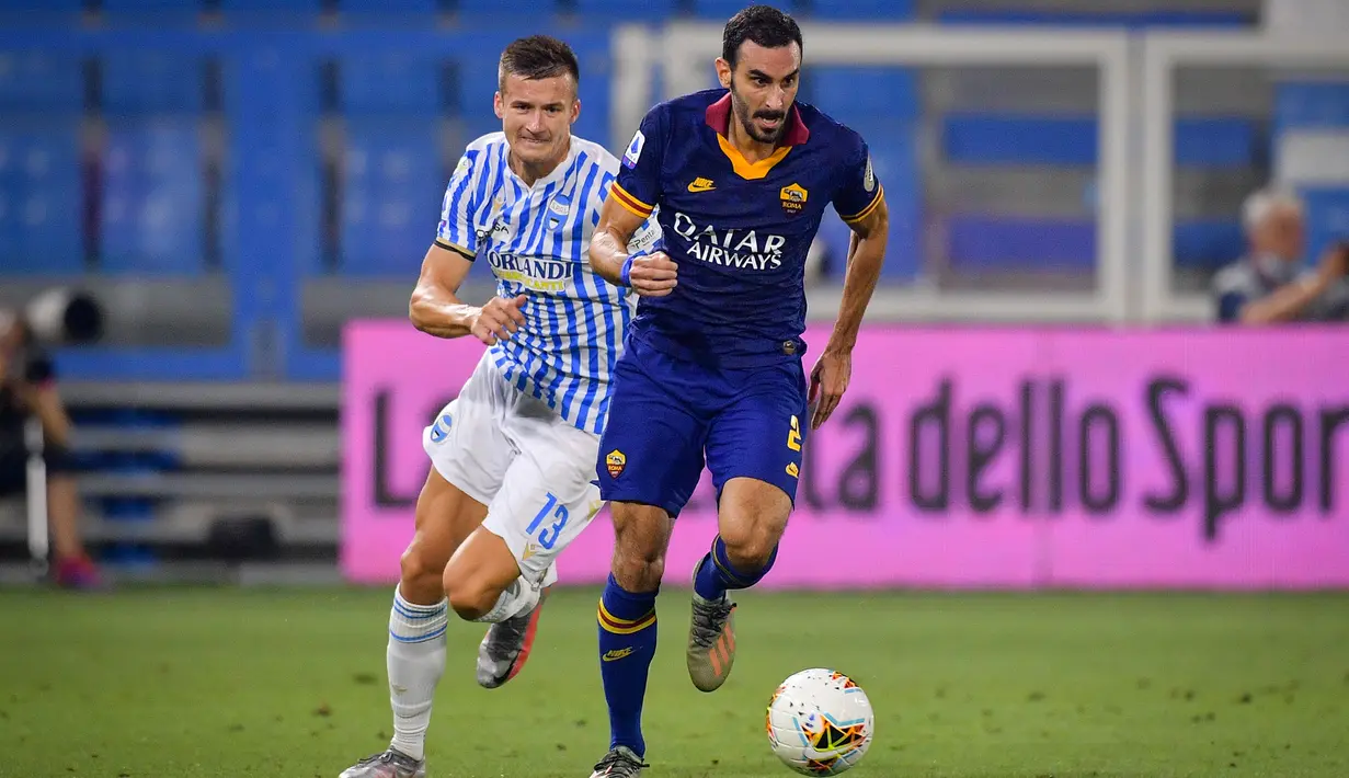 Bek AS Roma, Davide Zappacosta membawa bola saat bertanding melawan SPAL pada pertandingan lanjutan Liga Serie A Italia di stadion Paolo Mazza di Ferrara, Italia, Rabu, (22/7/2020). Roma menang telak 6-1 atas SPAL. (Fabio Rossi/LaPresse via AP)