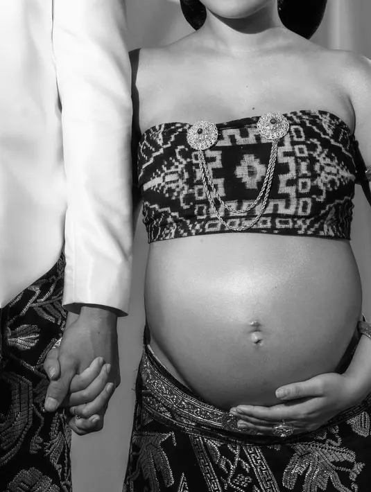 Jennifer Coppen dan kekasihnya Dali Wassink memilih busana adat Bali untuk maternity shoot. Bak pengantin Bali, Jennifer Coppen terlihat memukau memamerkan baby bumpnya. Foto: Instagram.