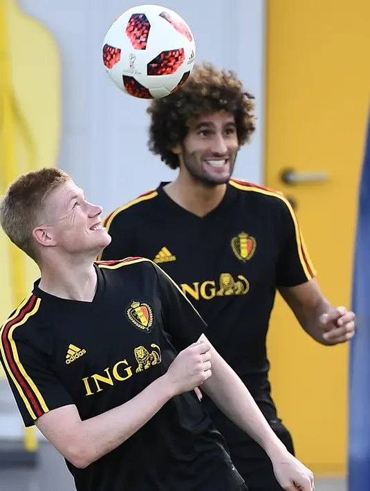 Gelandang Belgia, Kevin De Bruyne dan Marouane Fellaini saat mengikuti sesi latihan tim di Dedovsk, Moskow, (8/7). Belgia akan bertanding pada semifinal Piala Dunia 2018 melawan Prancis. (AFP Photo/Franck Fife)