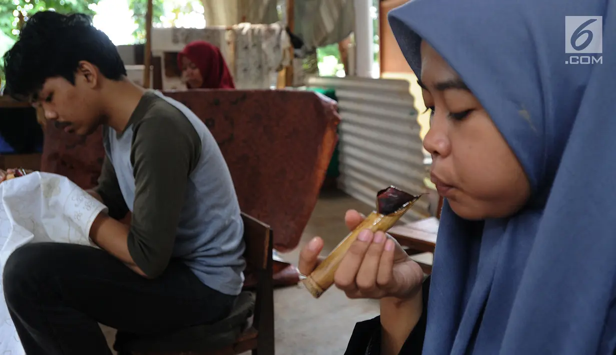 Perajin membuat batik tulis khas Betawi di rumah produksi Keluarga Batik Betawi, Setu Babakan, Jakarta Selatan, Minggu (10/3). Usaha ini sekaligus melestarikan batik tradisional di tengah gempuran batik printing. (merdeka.com/Arie Basuki)