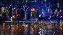 Orang-orang melepaskan lentera mengambang ke sungai selama festival Loy Krathong di provinsi Narathiwat, Thailand selatan (8/11/2022). Festival ini biasanya berlangsung pada akhir musim hujan ketika bulan purnama menyala di langit pada November. (AFP/Madaree Tohlala)