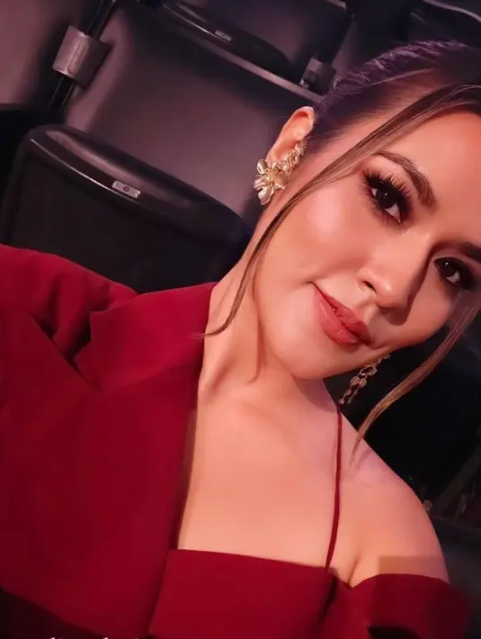 Di momen itu, Raisa Andriana mempercayakan Global Makeup Artist, Archangela Chelsea untuk merias wajahnya.  [@raisa6690/@archangelachelsea]