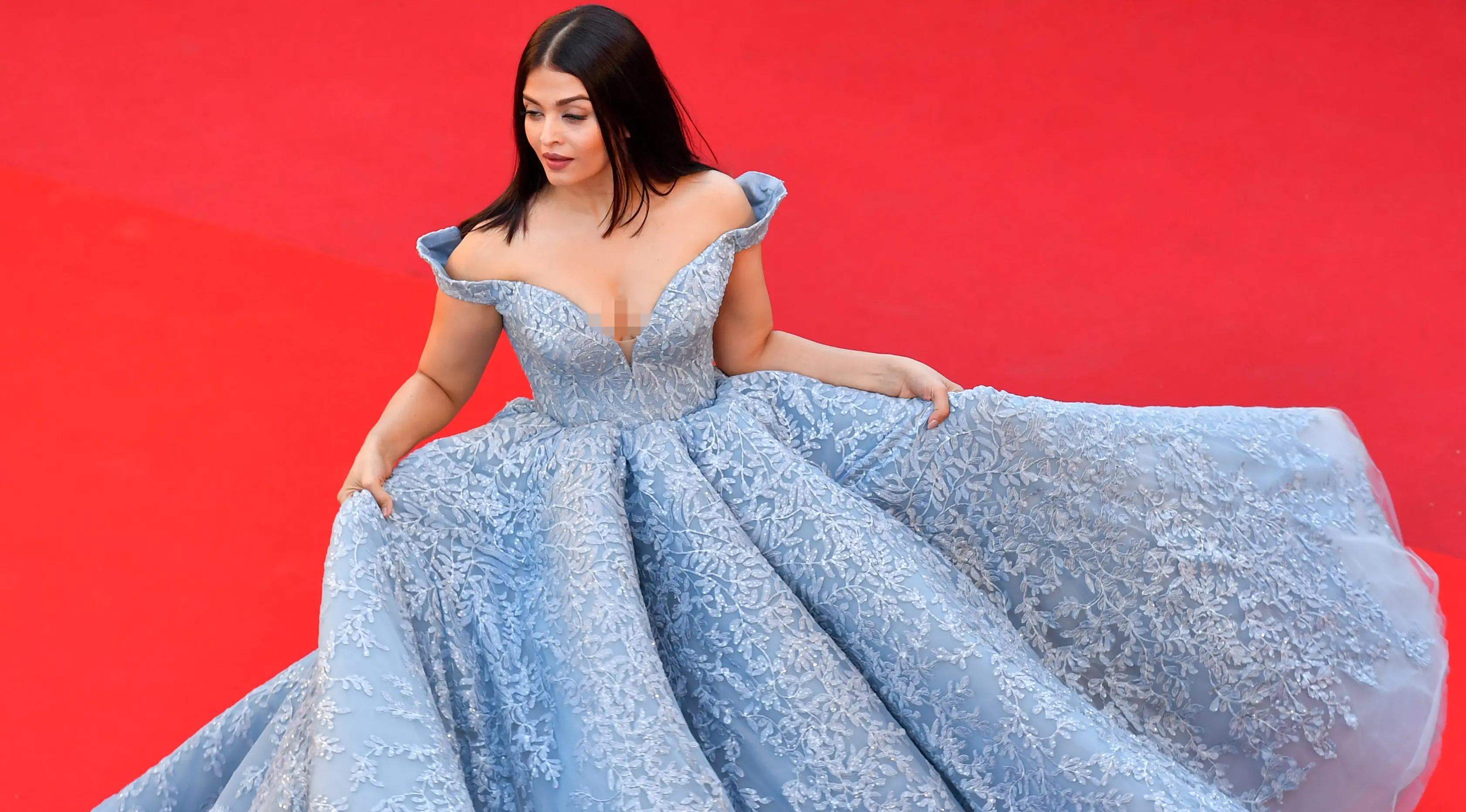 Penampilan memukau ktris Bollywood, Aishwarya Rai saat menghadiri pemutaran film Okja di karpet merah Festival Film Cannes 2017, 19 Mei 2017. Aishwarya berubah menjadi cinderella dan langsung menjadi sorotan banyak mata. (Valery HACHE / AFP)