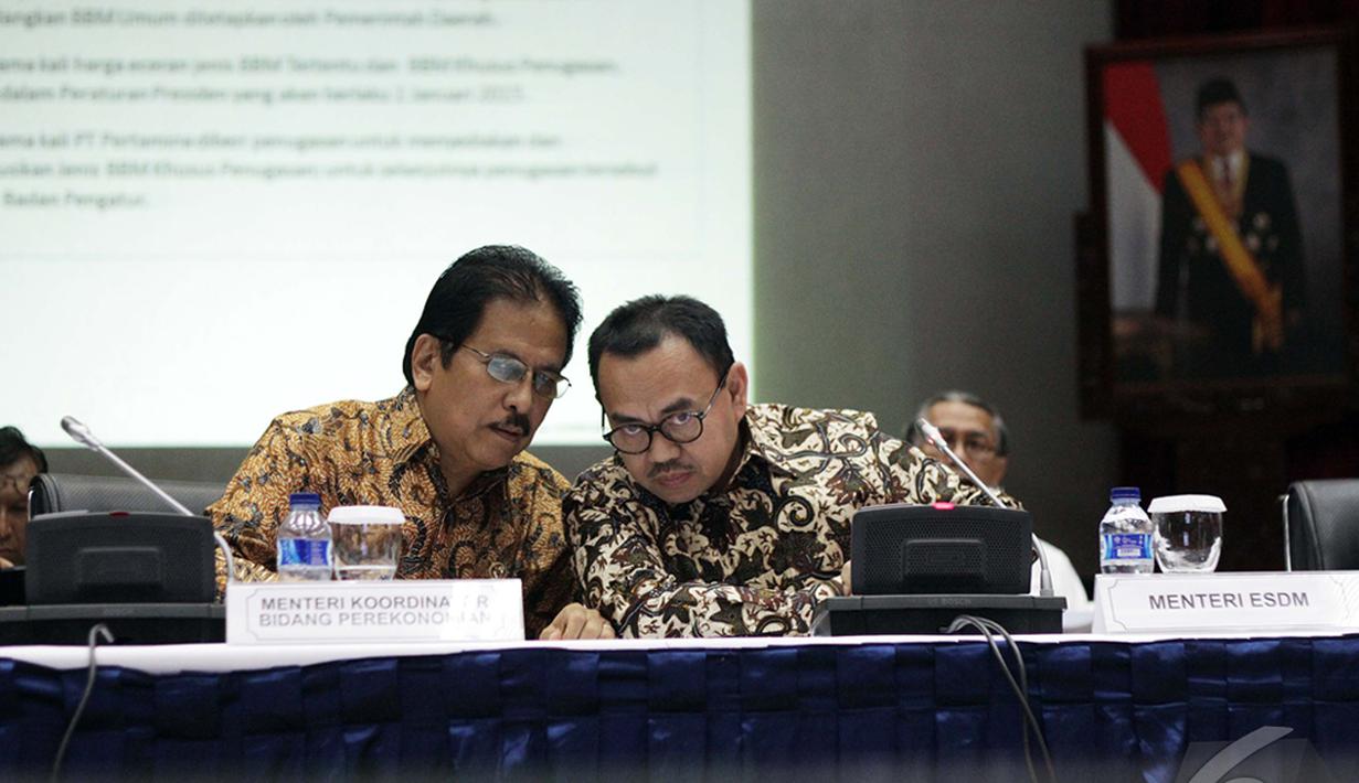 Menko Perekonomian Sofyan Djalil dan Menteri ESDM Sudirman Said saat berdiskusi terkait penurunan BBM bersubsidi di Gedung Menko Perekonomian, Jakarta, Rabu (31/12/2014). ( Liputan6.com/Faizal Fanani)