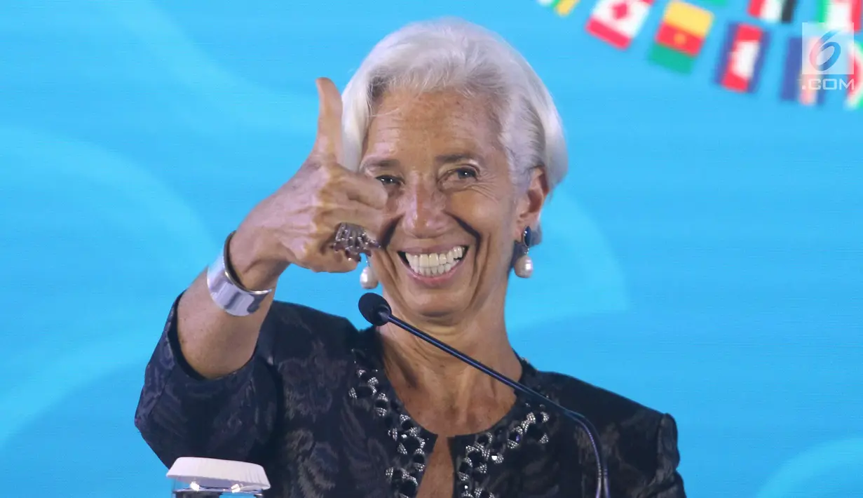 Direktur Pelaksana IMF Christine Lagarde mengacungkan jempolnya saat penutupan Pertemuan Tahunan IMF-Bank Dunia di Nusa Dua, Bali, Minggu (14/10). Pertemuan Tahunan IMF-Bank Dunia berlangsung pada 8-14 Oktober 2018. (Liputan6.com/Angga Yuniar)