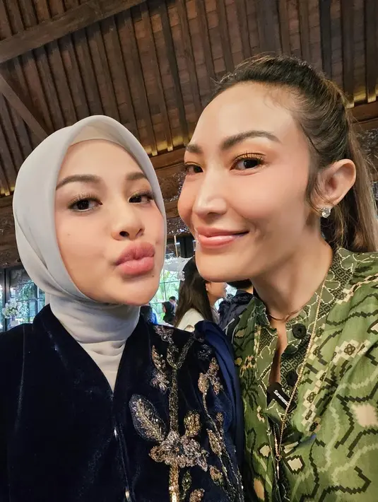 Ayu Dewi juga turut hadir dengan gaya yang meriah. Ia mengenakan maxi dress berlengan ¾ berwarna hijau cerah yang dihiasi motif abstrak. [@mrsayudewi/@alyssadaguise/@mahalini/@vidialdiano].