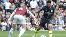 Striker Manchester City, Gabriel Jesus, berusaha melewati pemain Burnley, Ben Mee, pada laga Premier League di Stadion Turf Moor, Minggu (28/4). Manchester City menang 1-0 atas Burnley. (AP/Rui Vieira)