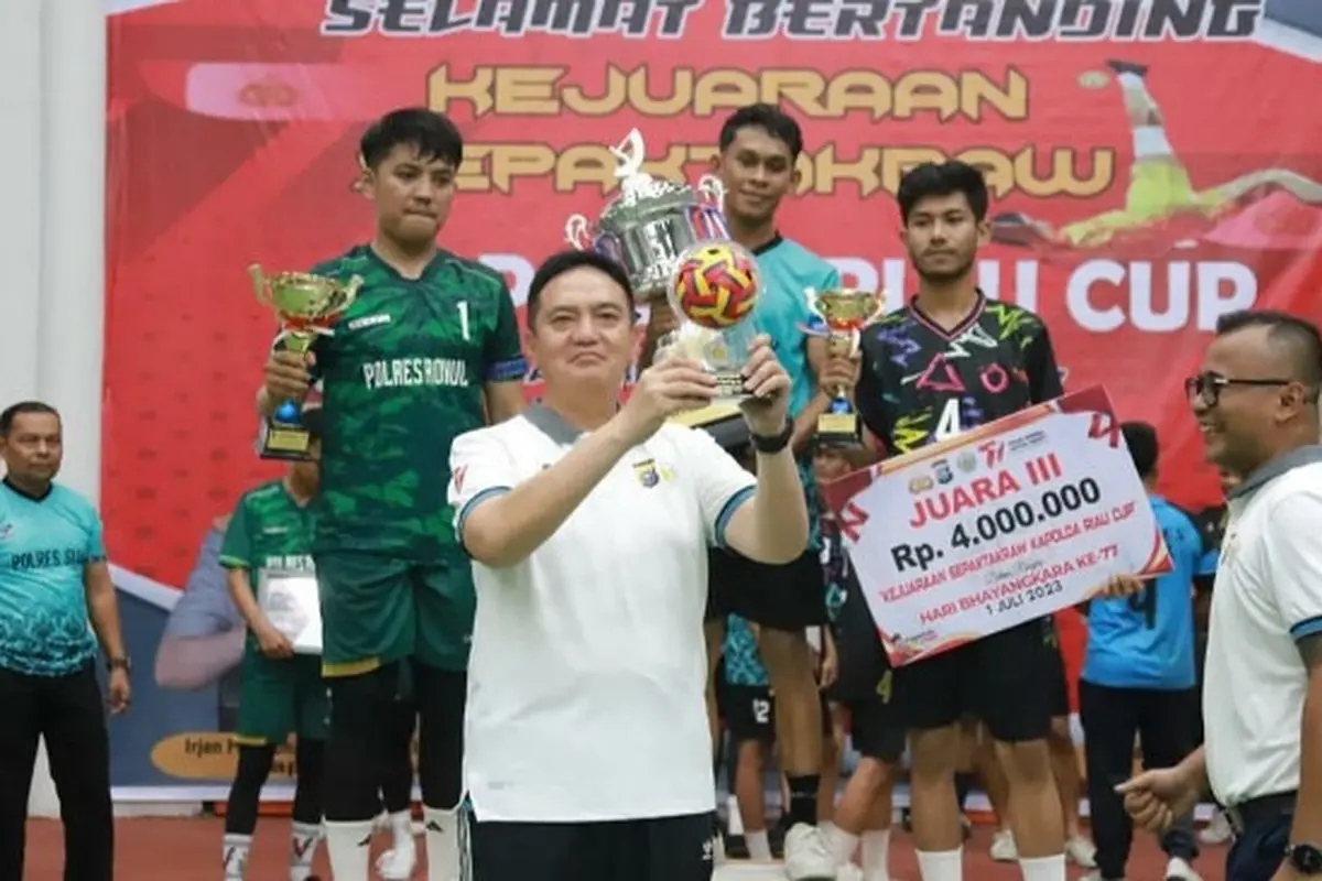 Kapolda Riau Irjen Mohammad Iqbal menyerahkan piala turnamen sepak takraw Hari Bhayangkara dalam rangka mencari bibit atlet untuk ASEAN Games.