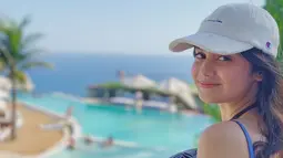 Keindahan Pulau Dewata membuat gadis berlesung pipi ini memilih Bali menjadi tempat liburannya. Gadis 19 tahun ini pun tampil santai dengan topi baseballnya  sembari menikmati pemandangan pantai di Kota Bali. (Liputan6.com/IG/syifahadjureal)
