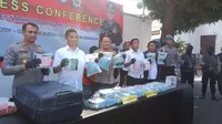 Polisi menunjukkan barang bukti sabu yang diselundupkan di Surabaya. (Dian Kurniawan/Liputan6.com)